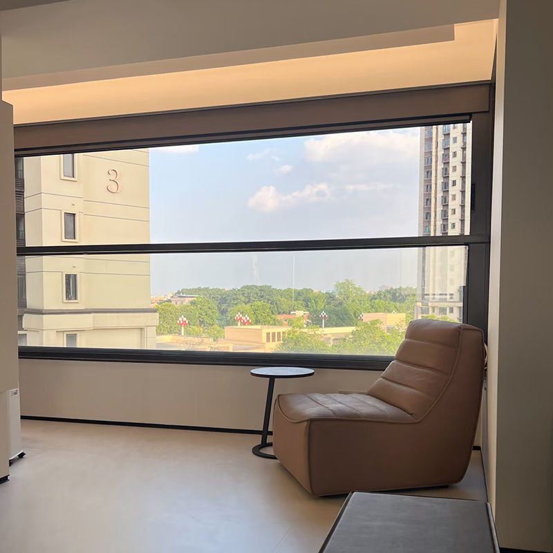 Justerbart elektrisk elevatorvindue
